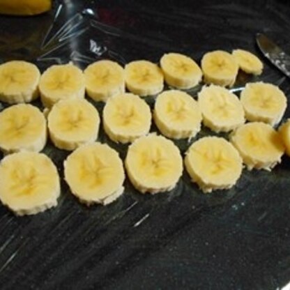 甘熟王バナナが安かったので、たくさん買って冷凍保存しました❤
バナナジュース用です。(*^m^*)